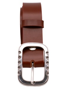 Vue de face d’une ceinture cognac en cuir pleine fleur 4 cm avec boucle argentée brillante au design perforé 2