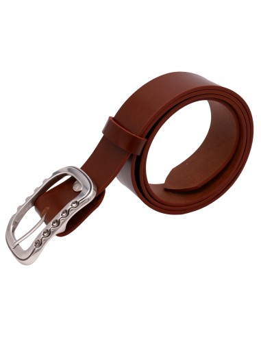 Vue de face d’une ceinture cognac en cuir pleine fleur 4 cm avec boucle argentée brillante au design perforé