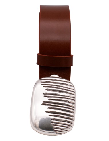 Vue de face d’une ceinture cognac 4 cm, boucle plaque argentée striée audacieuse et moderne