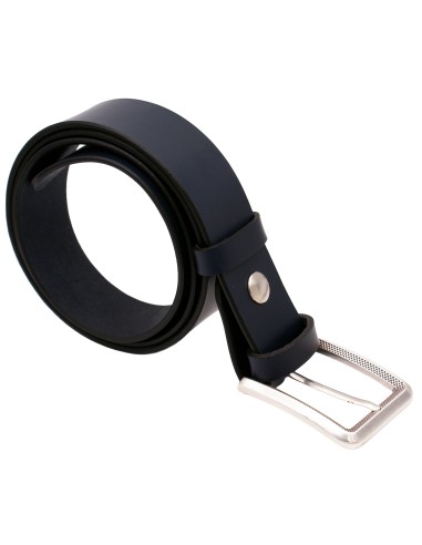 Ceinture en cuir bleu marine enroulée, mettant en valeur la boucle argentée ciselée et ses détails raffinés.