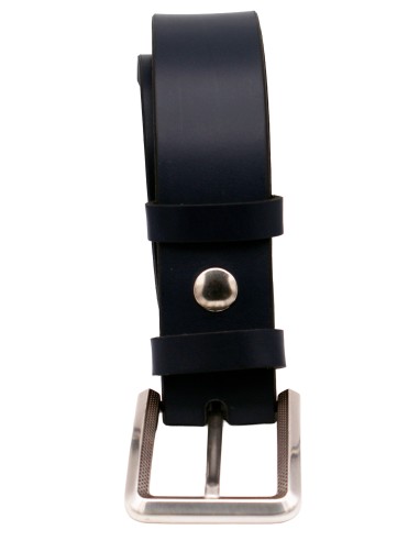 Ceinture bleu marine en cuir pleine fleur, présentée en spirale avec sa boucle argentée au décor ciselé.