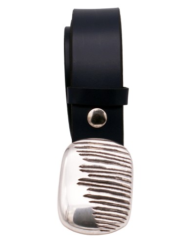 Ceinture en cuir bleu marine enroulée, montrant la boucle plaque argentée au motif strié.