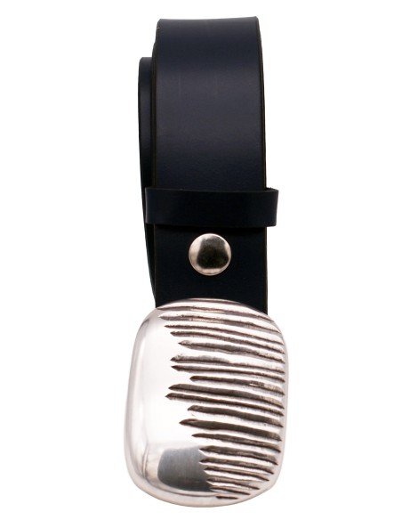 Ceinture en cuir bleu marine enroulée, montrant la boucle plaque argentée au motif strié.
