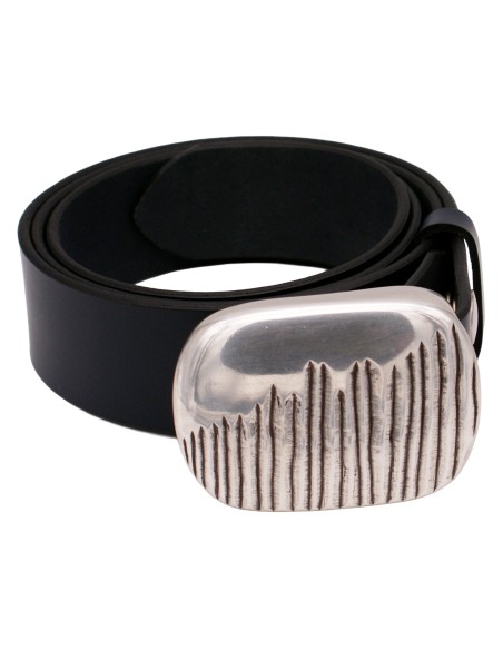 Ceinture bleu marine 4 cm vue de face avec grande boucle plaque argentée striée.
