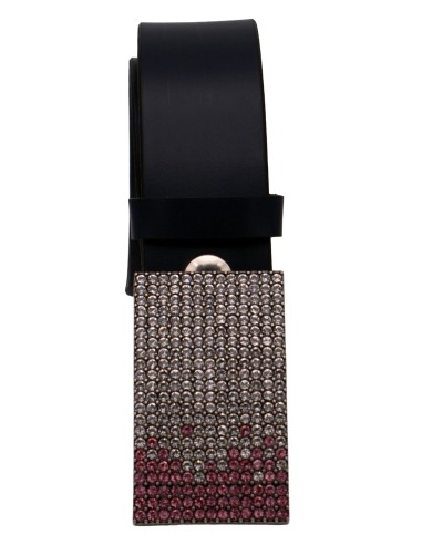 Ceinture en cuir bleu marine enroulée, mettant en valeur la boucle plaque décorée de strass dégradés du rose vers l’argenté.