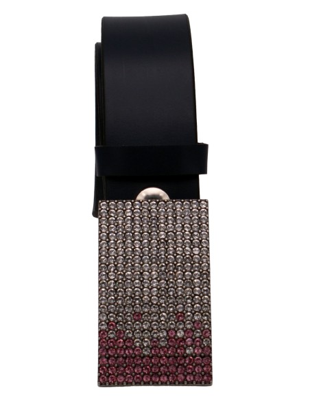 Ceinture en cuir bleu marine enroulée, mettant en valeur la boucle plaque décorée de strass dégradés du rose vers l’argenté.