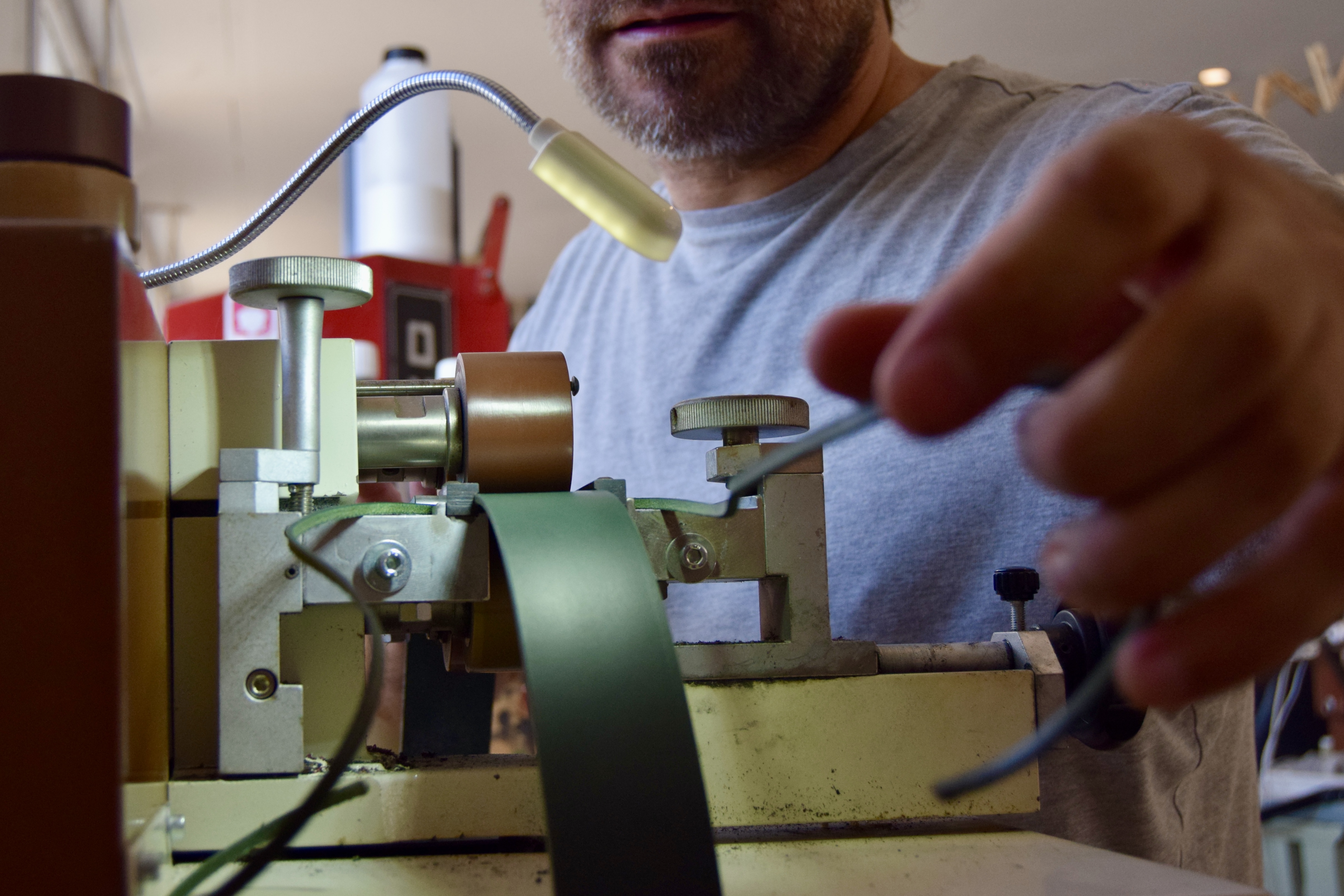 Arrondi des bords d'une sangle de ceinture en cuir pleine fleur avec un abat-carre électrique