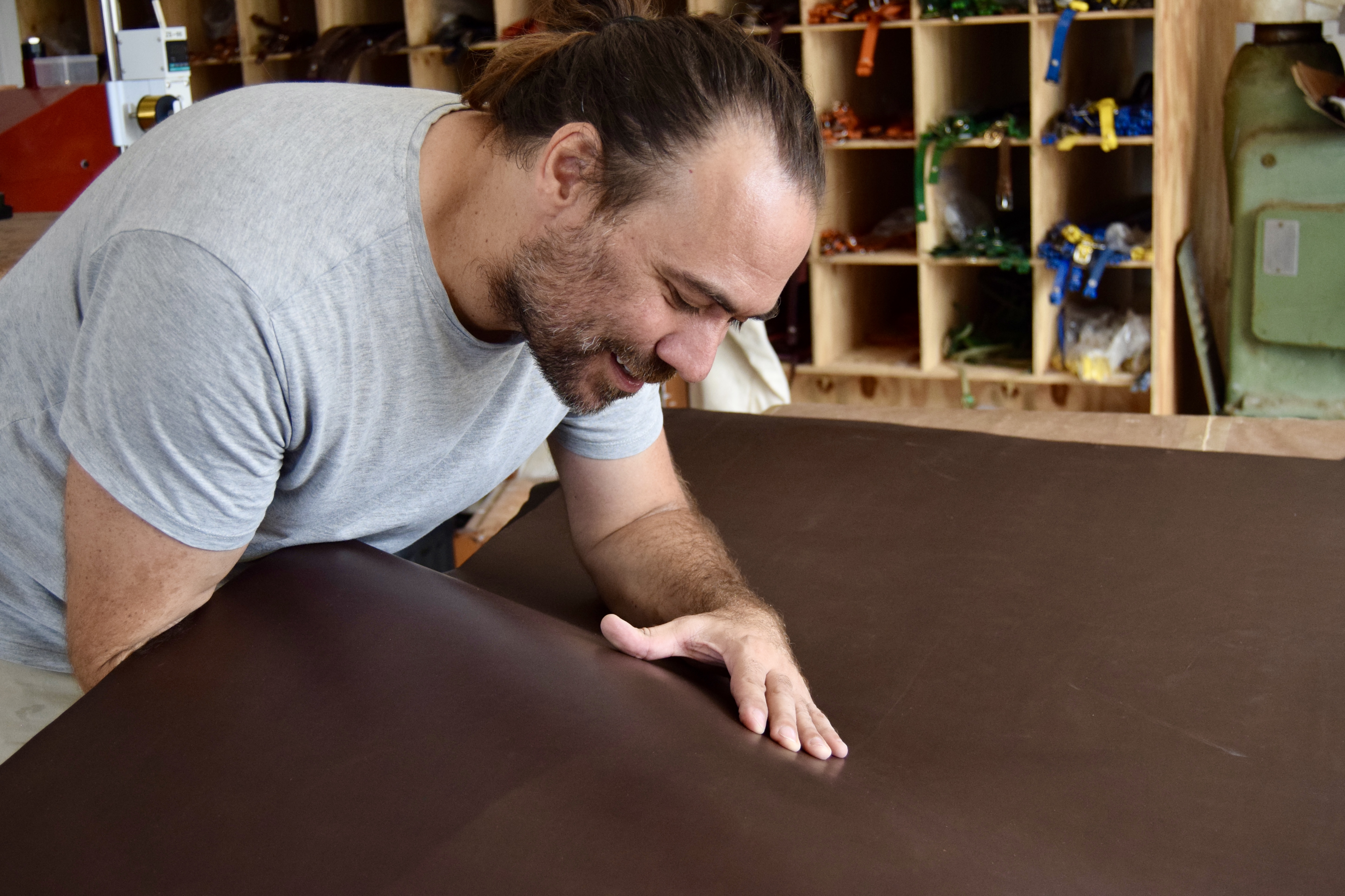 Analyse du grain d'une peau de cuir pleine fleur avant sa découpe dans l'atelier