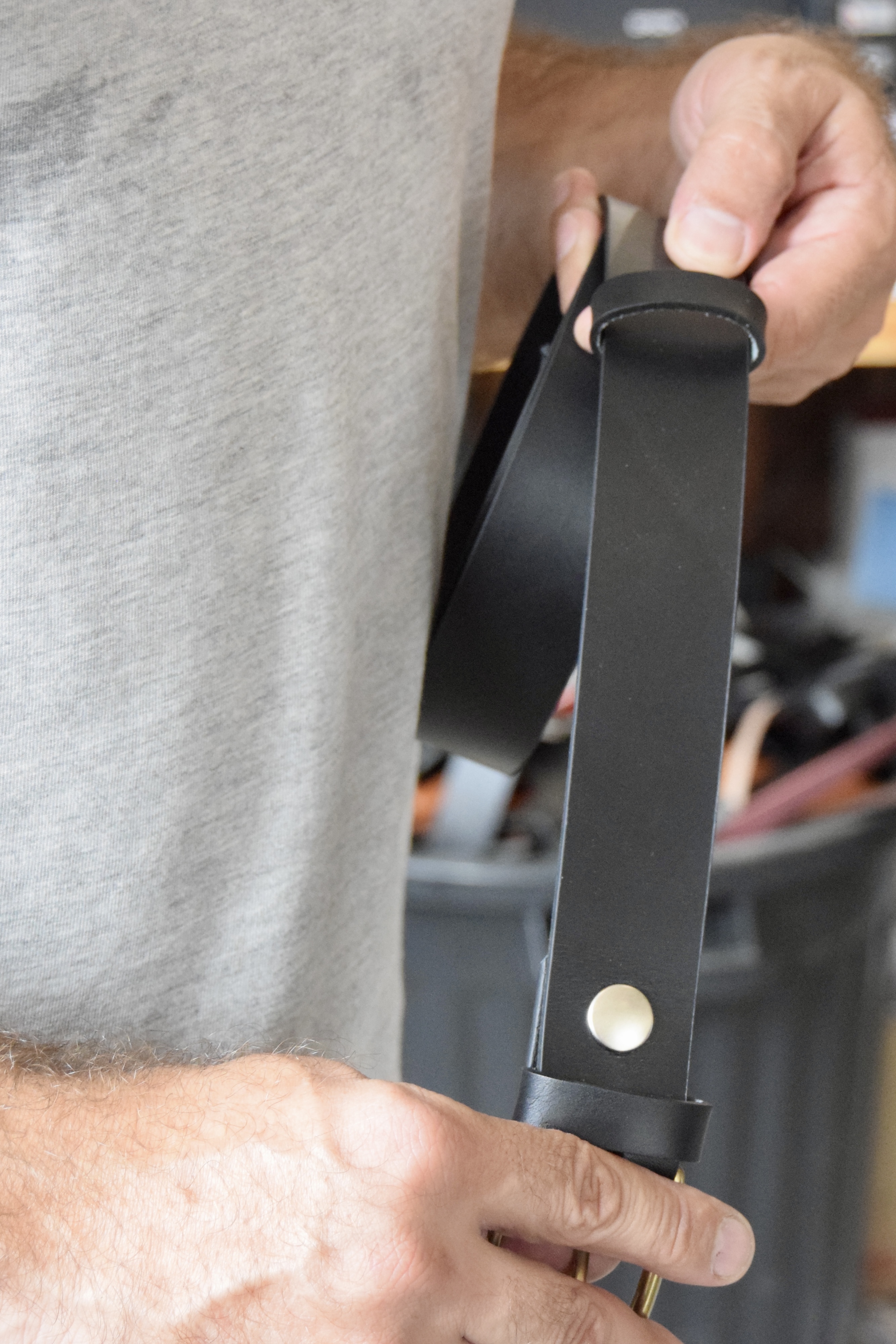 Ceinture en cuir pleine fleur terminée avant son emballage dans l'atelier