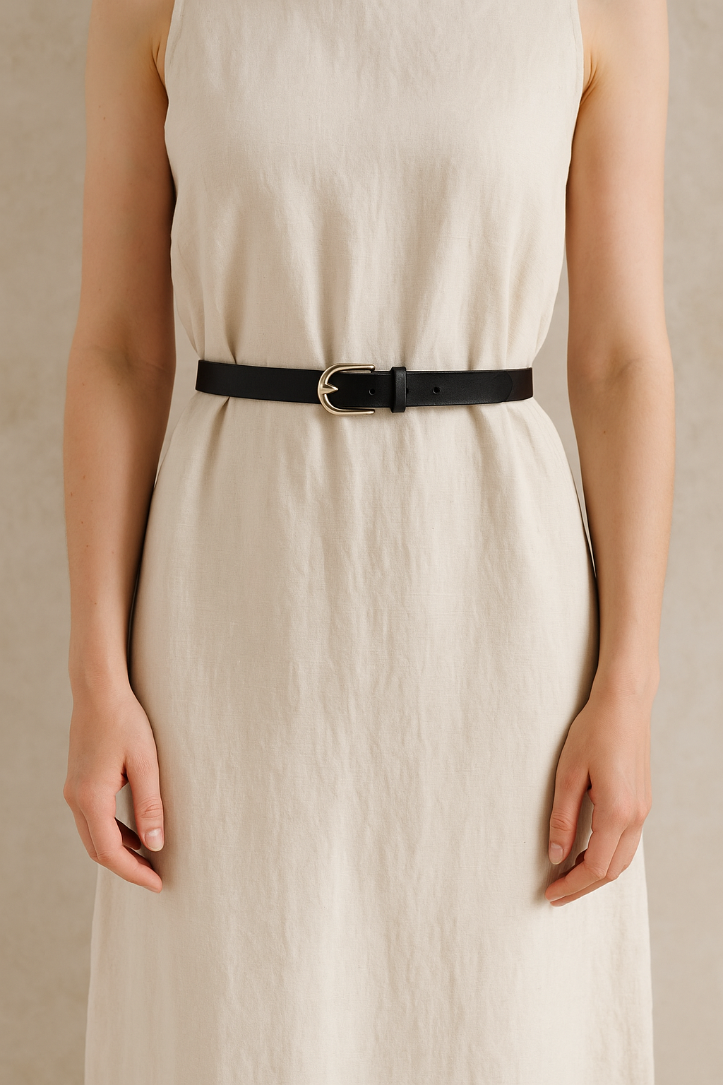Ceinture femme noire 2,5 cm portée sur taille haute, robe fluide