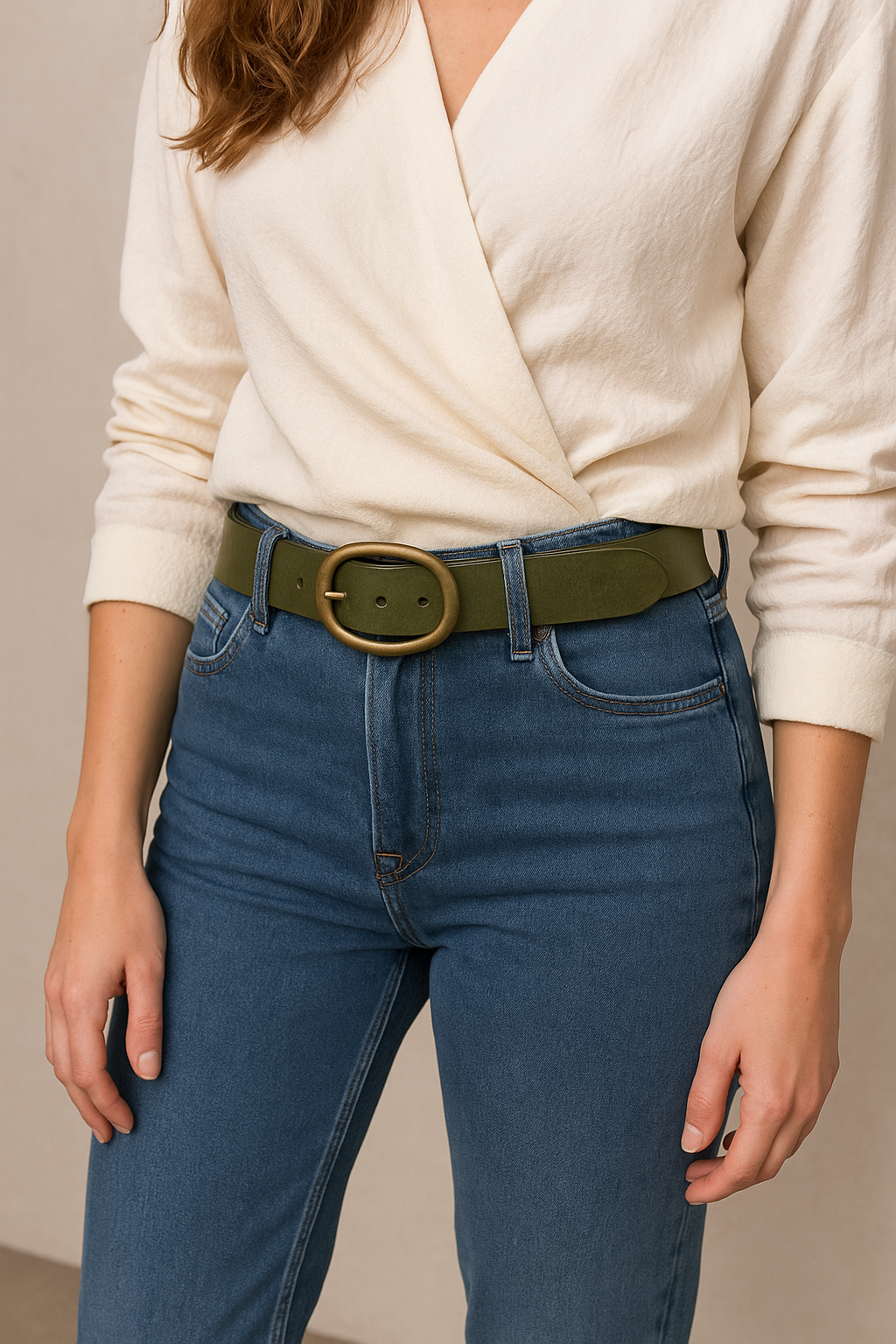 Gros plan ceinture femme 4 cm vert olive à grande boucle ovale bronze