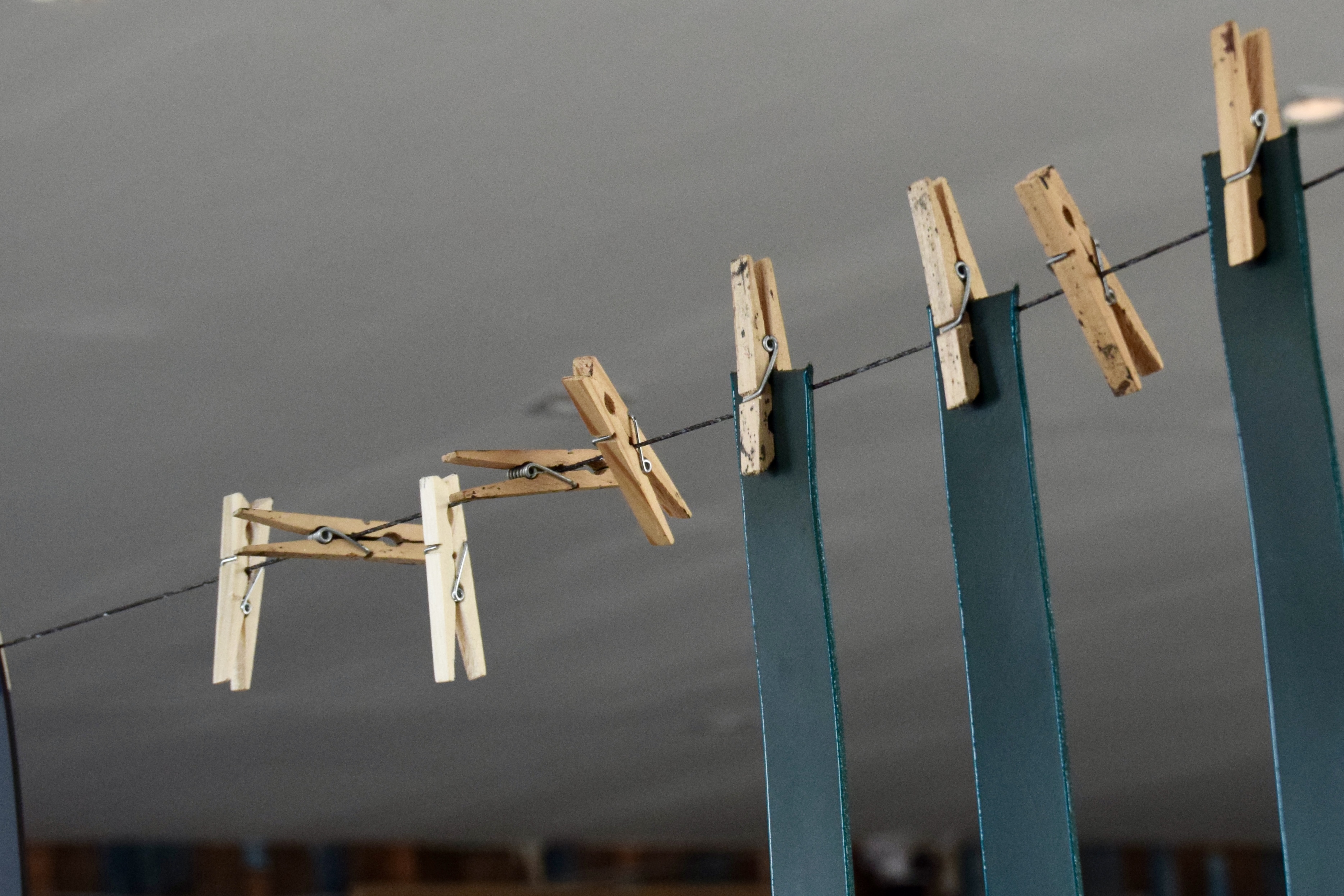 Sangles de ceinture suspendues pendant le séchage de la finition des tranches