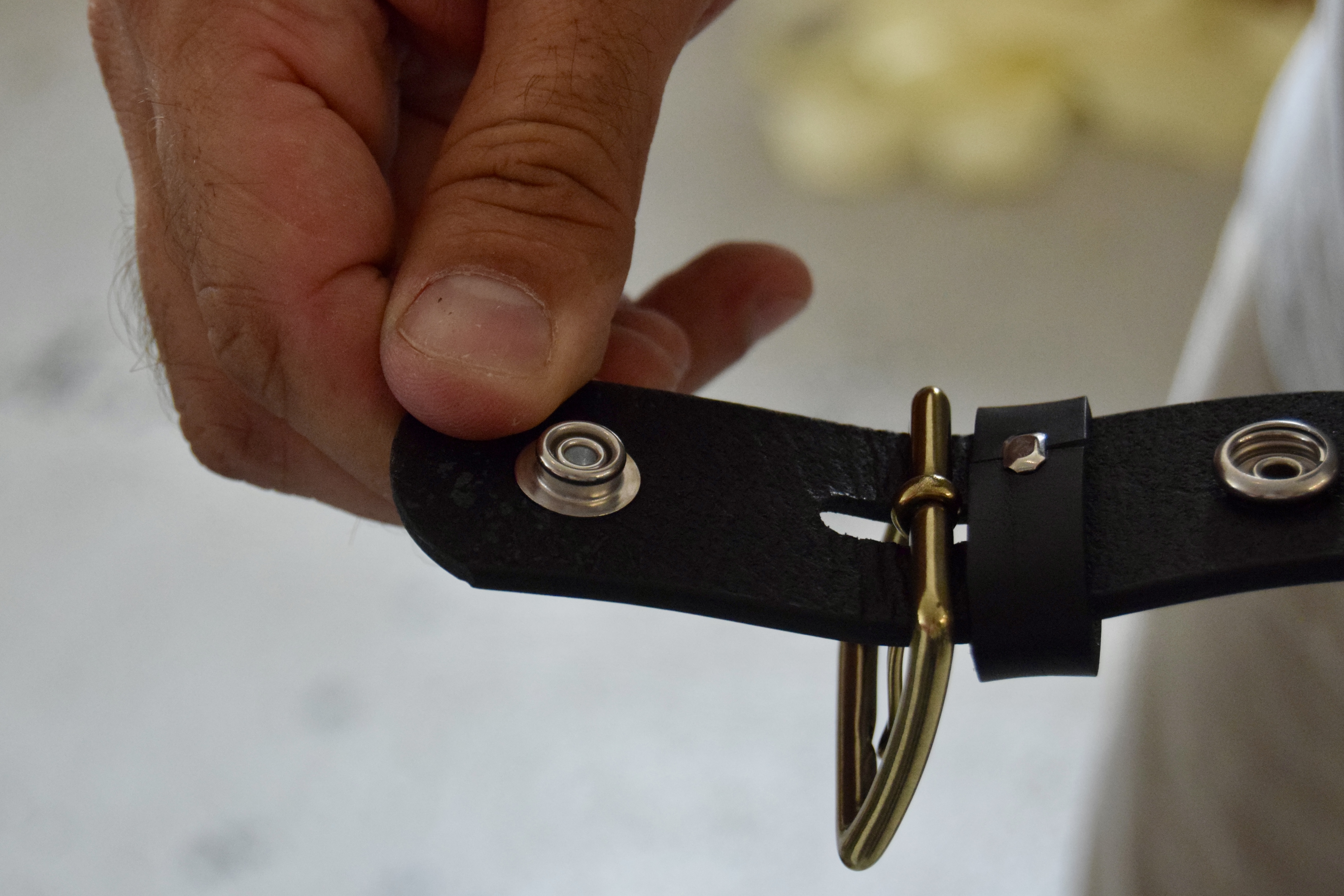 Construction d'une ceinture en cuir pleine fleur réalisée dans une seule pièce avec boucle interchangeable