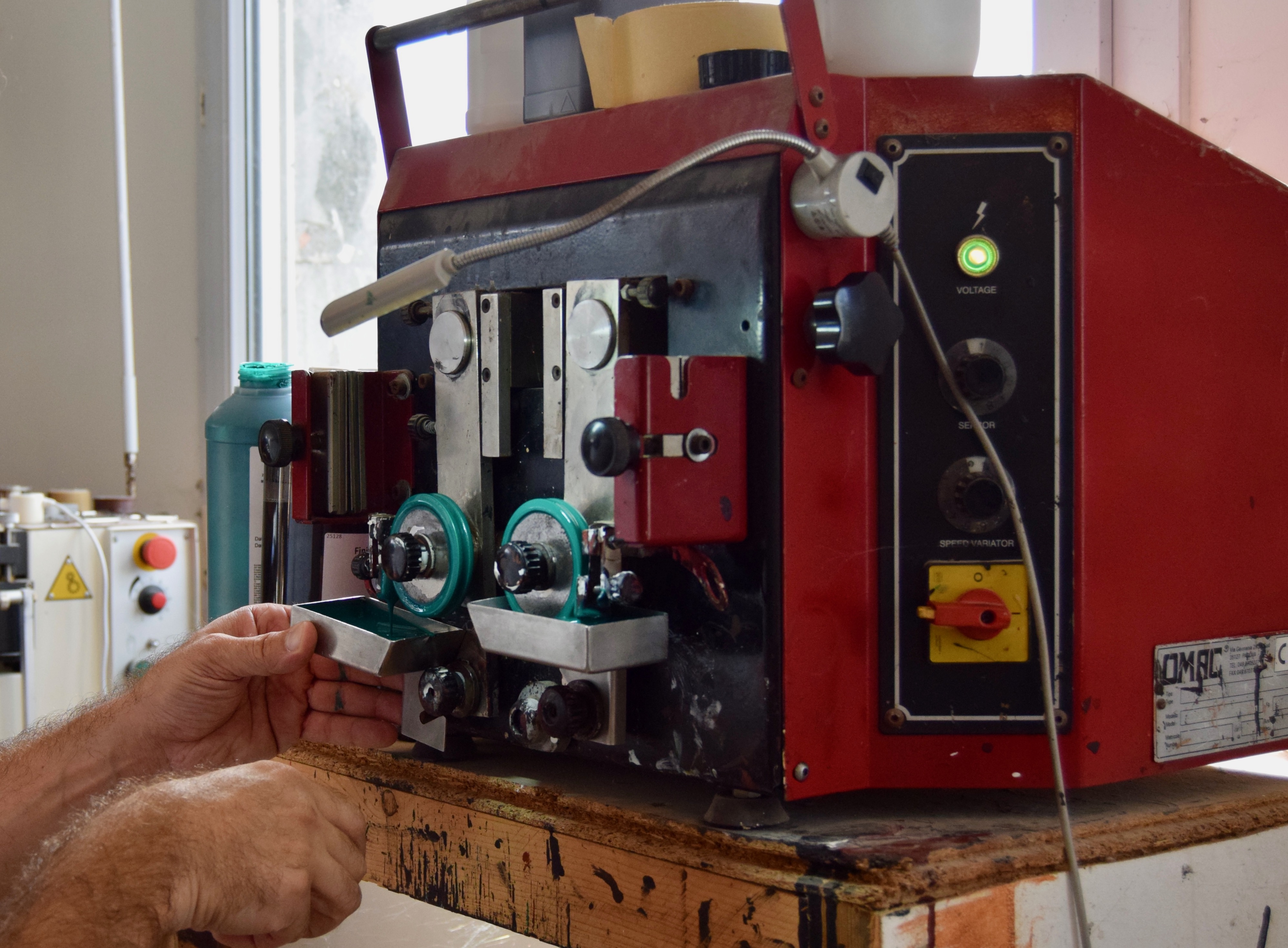 Préparation de la machine de finition des tranches avec une teinture à base aqueuse