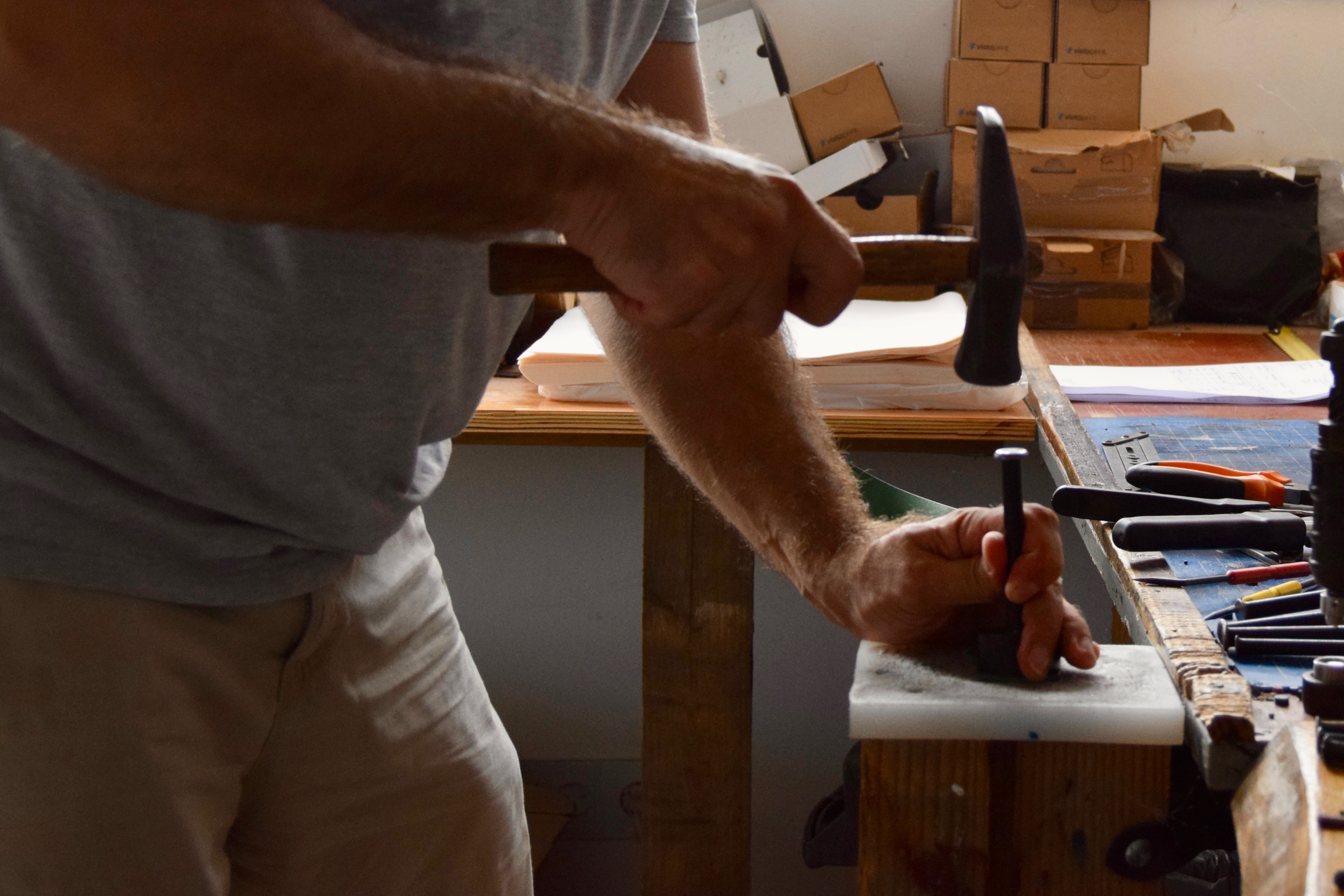 Réalisation manuelle des trous de réglage d'une ceinture avec un emporte-pièce
