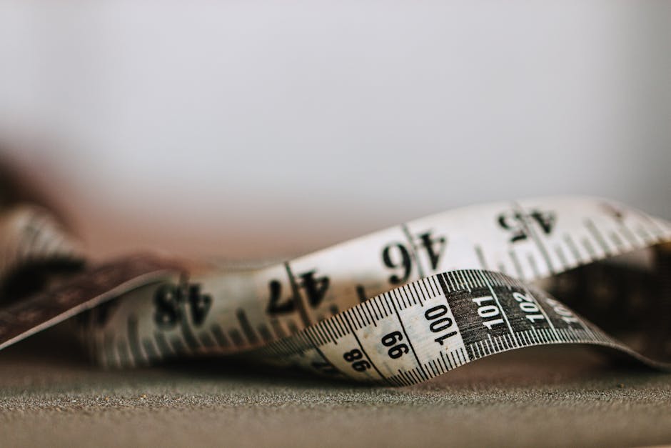 Mètre ruban en gros plan illustrant la mesure d'une ceinture largeur 4 cm